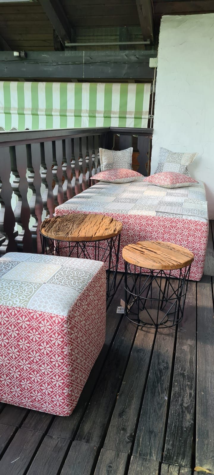 Auf dem Deck befinden sich zwei Betten und zwei Ottomanen.