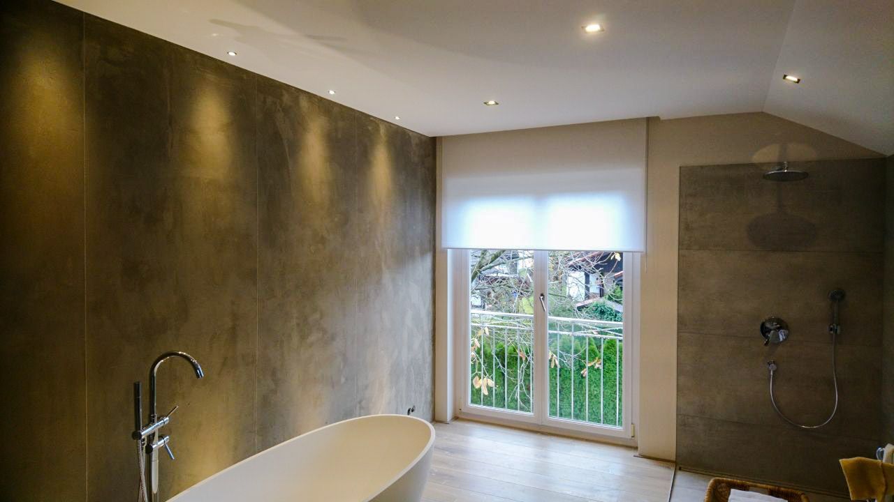 Ein Badezimmer mit Badewanne, Dusche und Fenster.