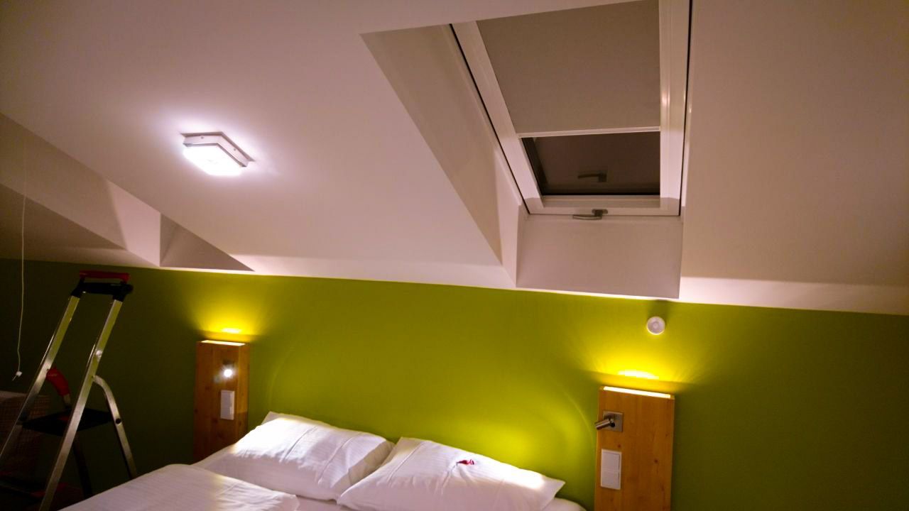 Ein Schlafzimmer mit einem Bett und einer Leiter darin