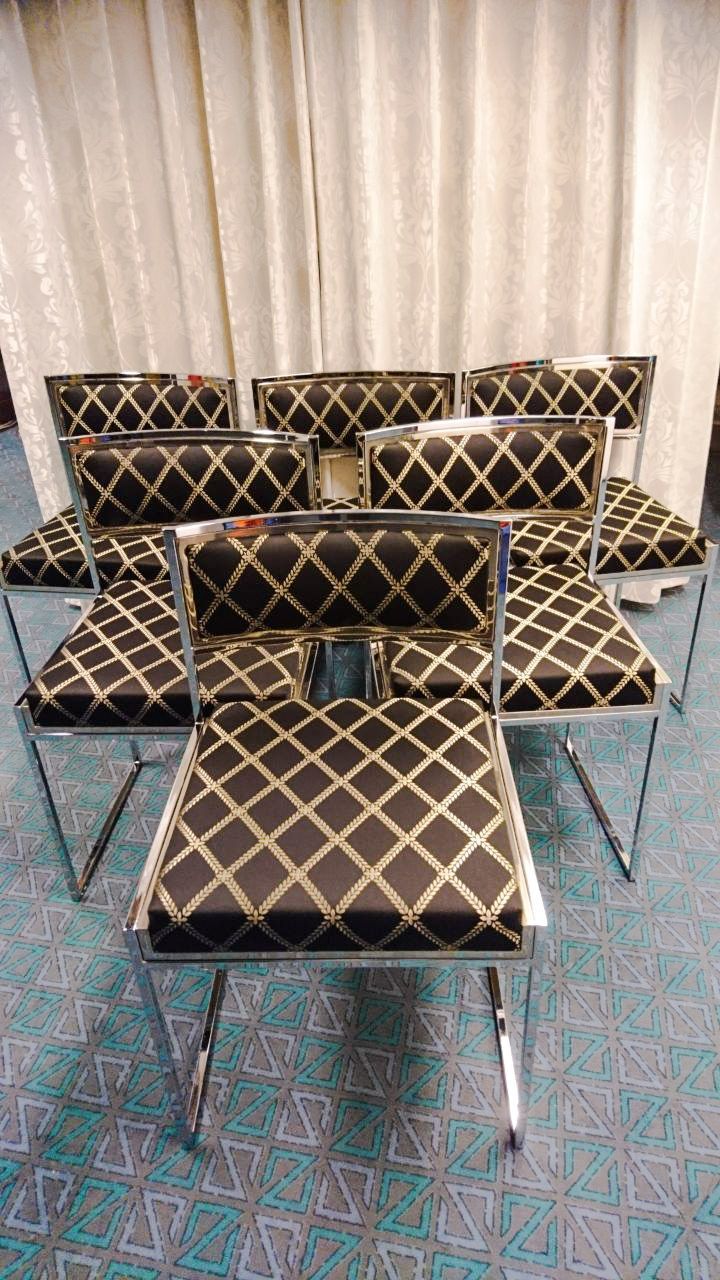 Eine Gruppe von Stühlen, die in einem Raum nebeneinander stehen.