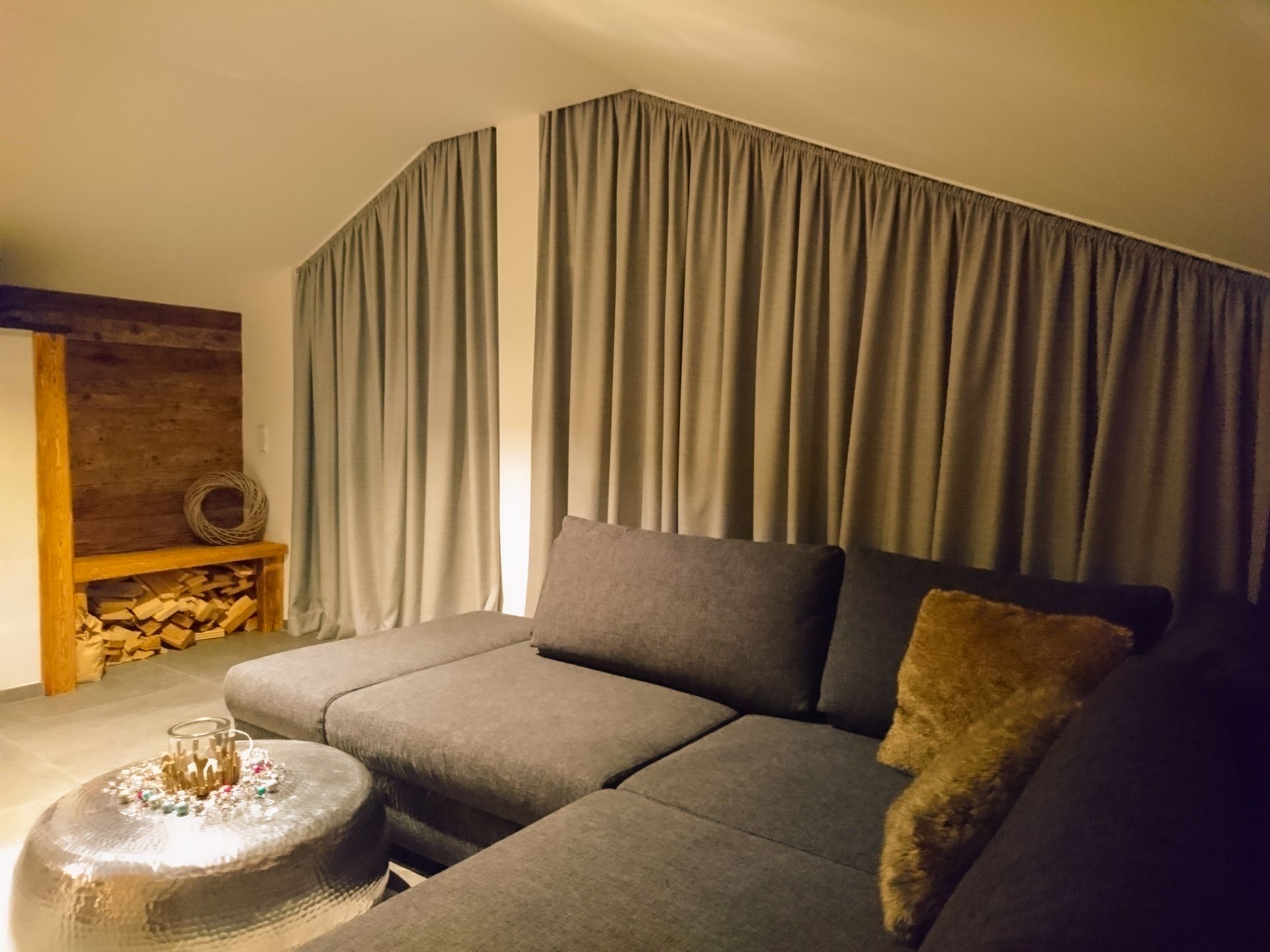 Ein Wohnzimmer mit einer Couch und einem Couchtisch