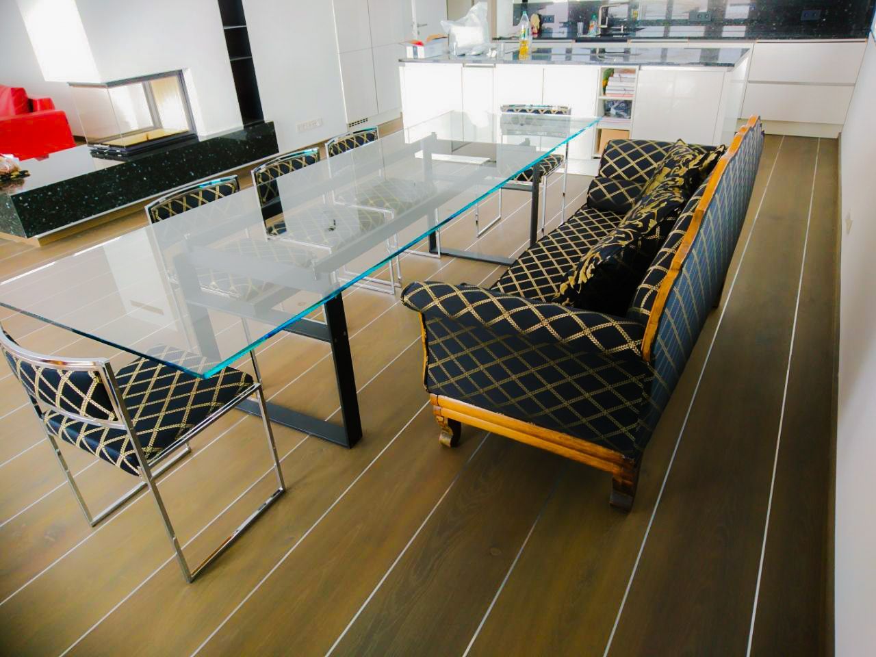 Ein Esszimmer mit einem Glastisch und Stühlen