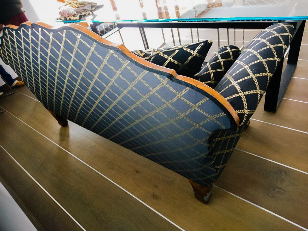 Eine Couch mit einem Schachbrettmuster steht auf einem Holzboden