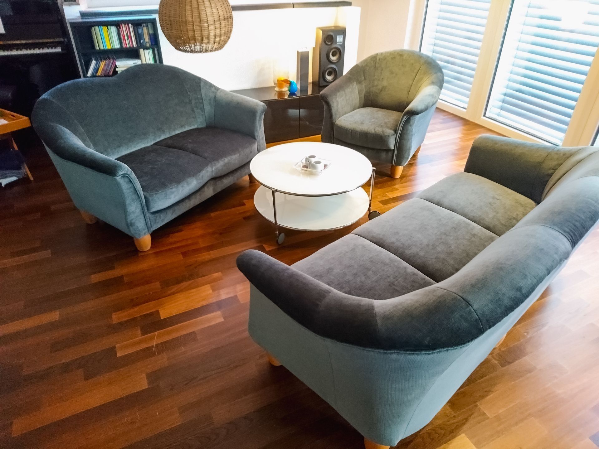 Ein Wohnzimmer mit einer Couch und zwei Sesseln