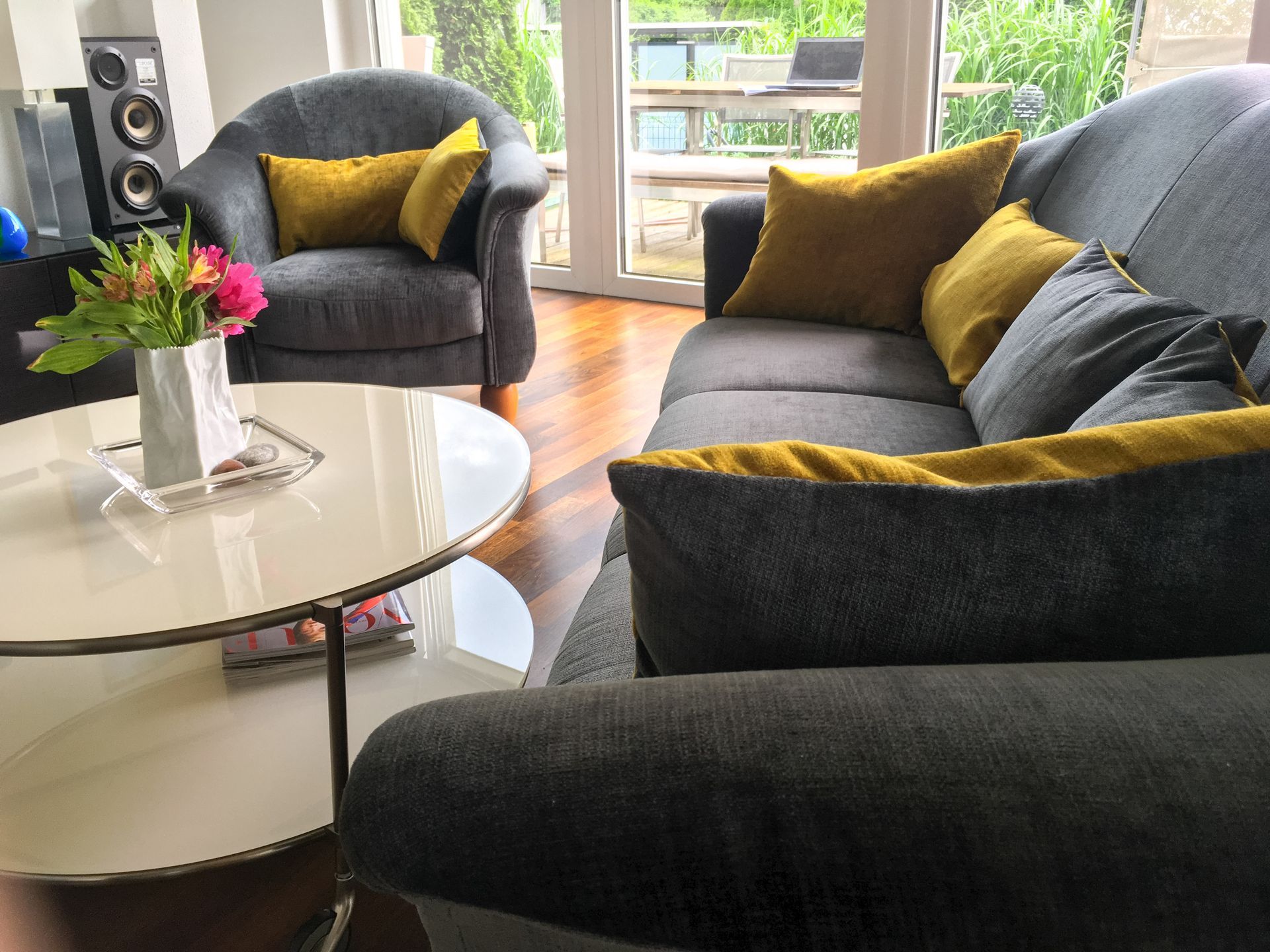 Ein Wohnzimmer mit einer Couch und zwei Sesseln