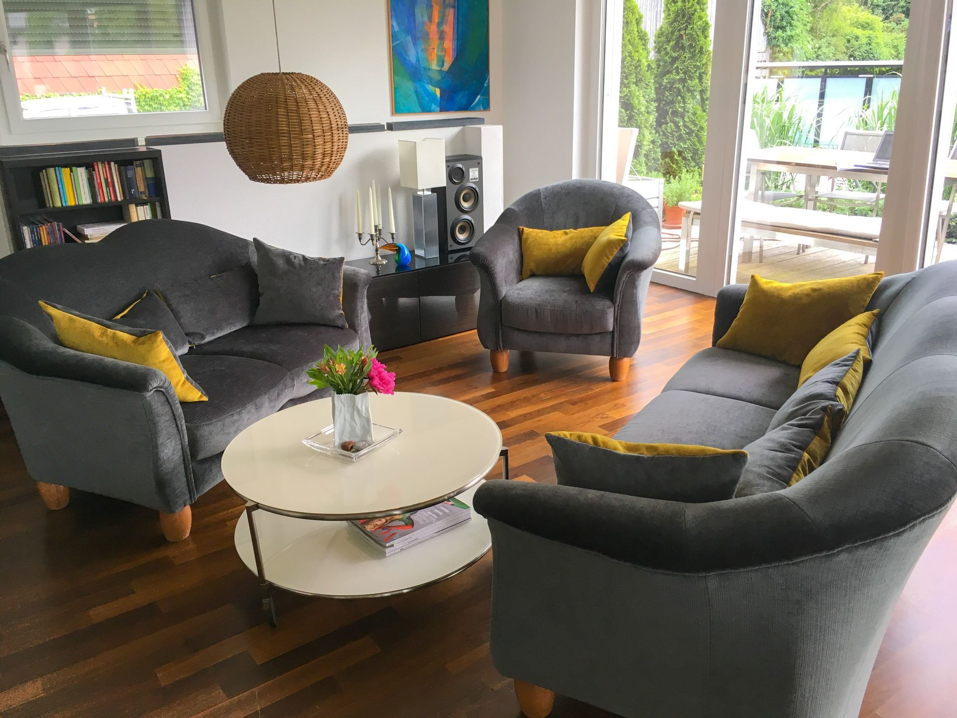 Ein Wohnzimmer mit einem Sofa, Stühlen und einem Couchtisch.