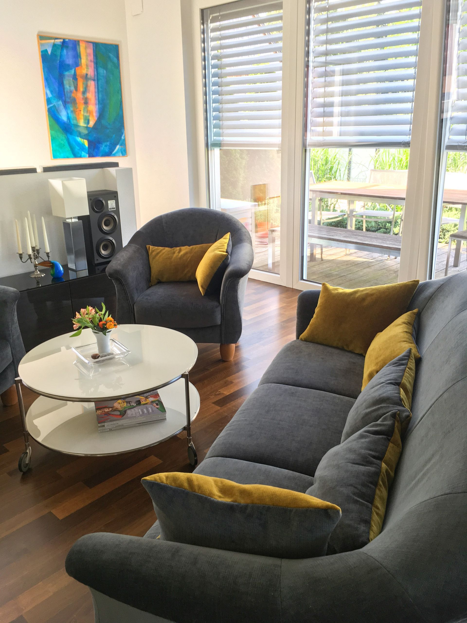 Ein Wohnzimmer mit einer Couch und zwei Sesseln