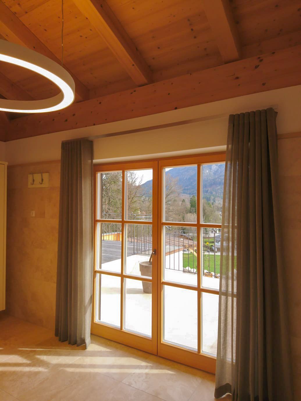 Ein Raum mit vielen Fenstern und Vorhängen