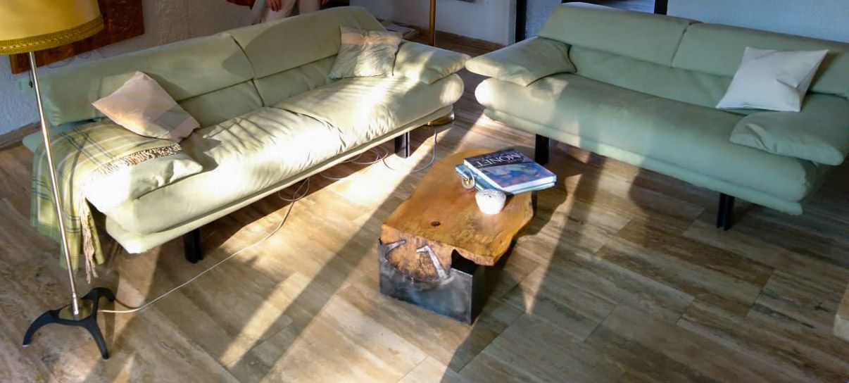 Ein Wohnzimmer mit zwei Sofas und einem Couchtisch.