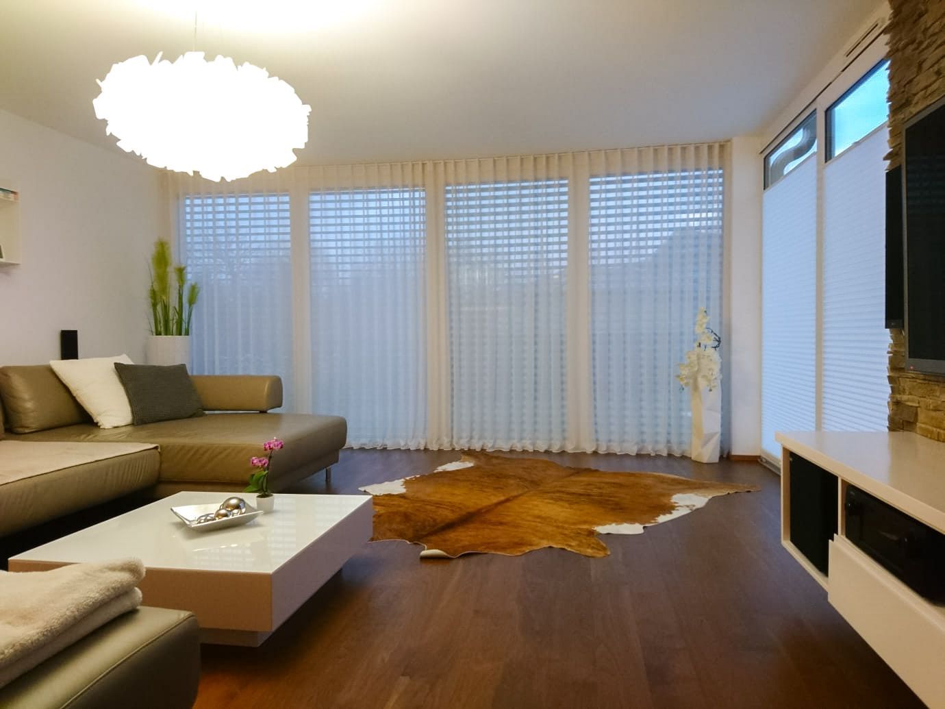 Ein Wohnzimmer mit einer Couch und einem Couchtisch