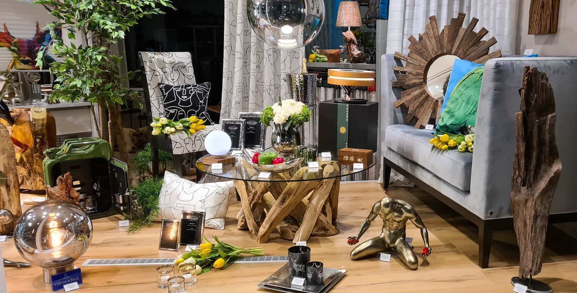 Ein Wohnzimmer voller Möbel und Dekorationen, darunter ein Sofa und ein Tisch.