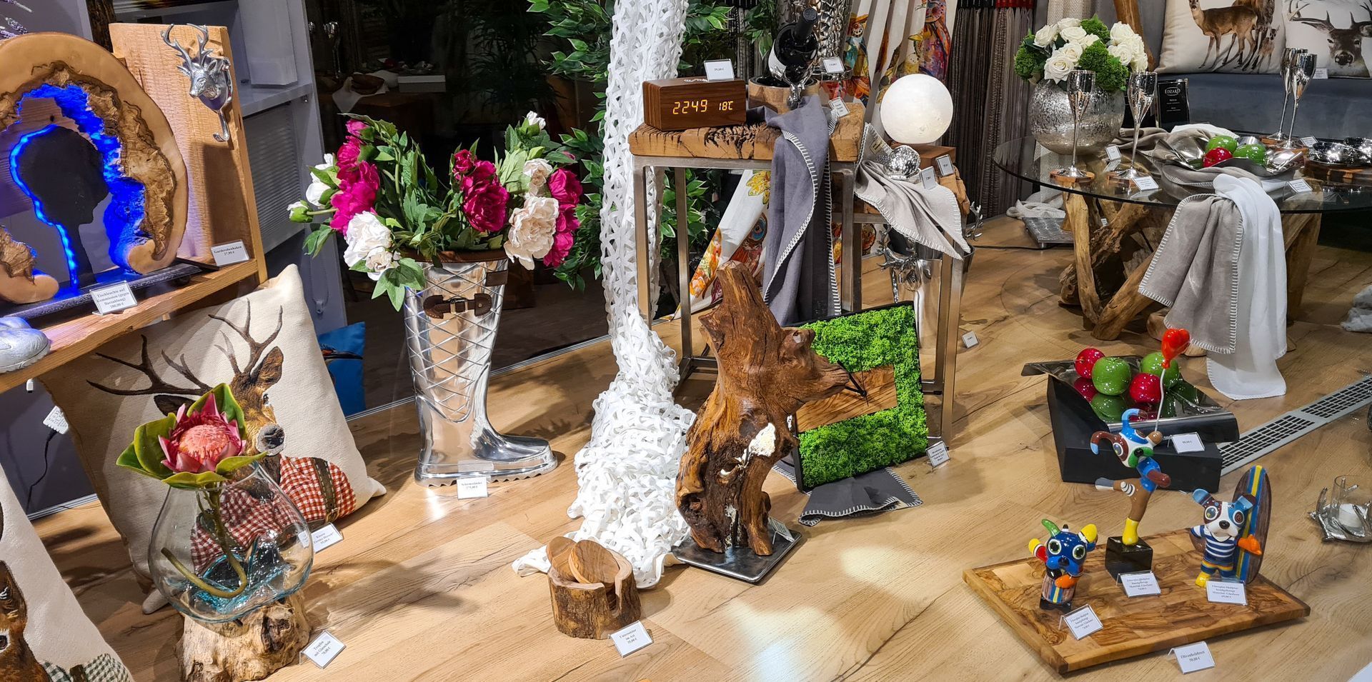 Ein Raum voller Dekorationen und Blumen.