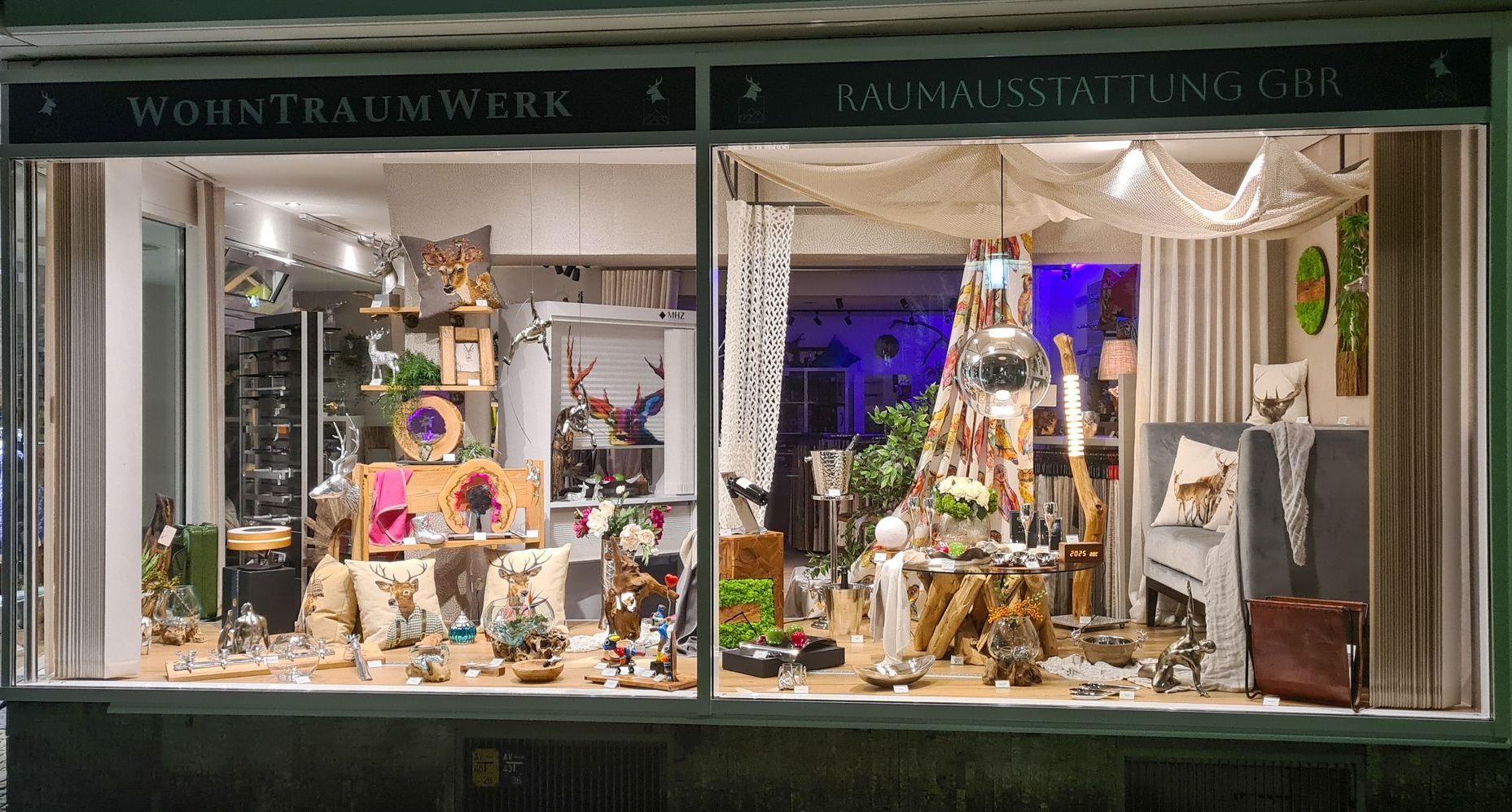 Eine Ladenfront mit einem Weihnachtsbaum im Fenster.