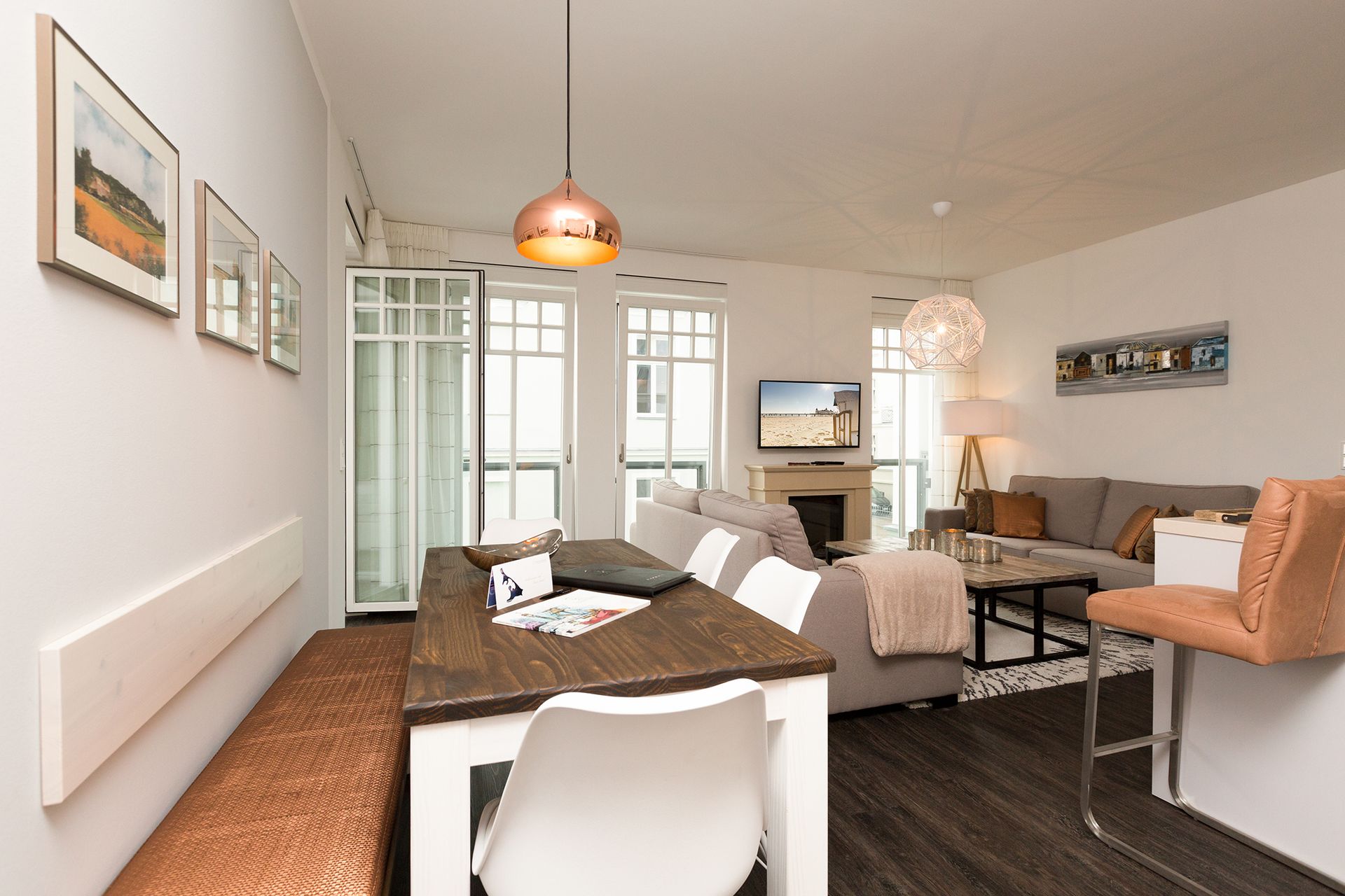 Ein Wohnzimmer mit Tisch und Stühlen und einer Couch