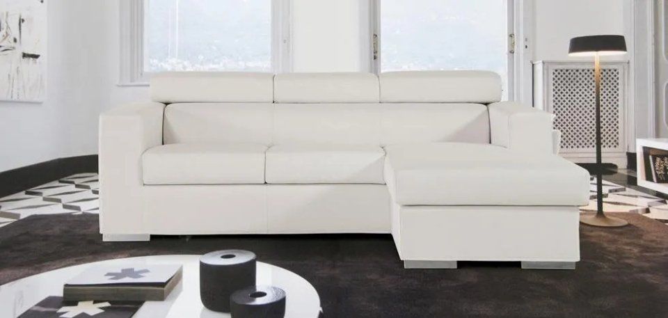 divano ad angolo bianco