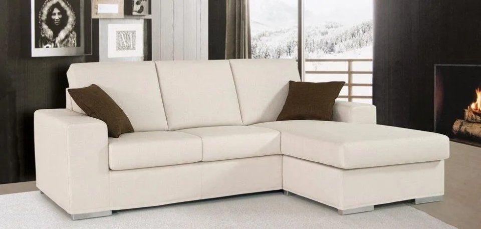 divano bianco ad angolo