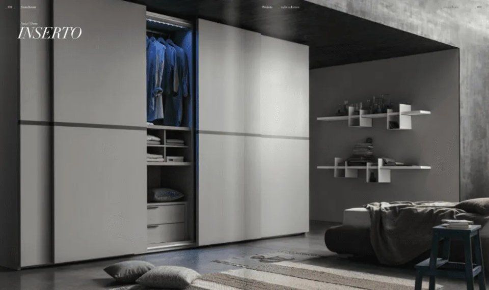 armadio con ante scorrevoli