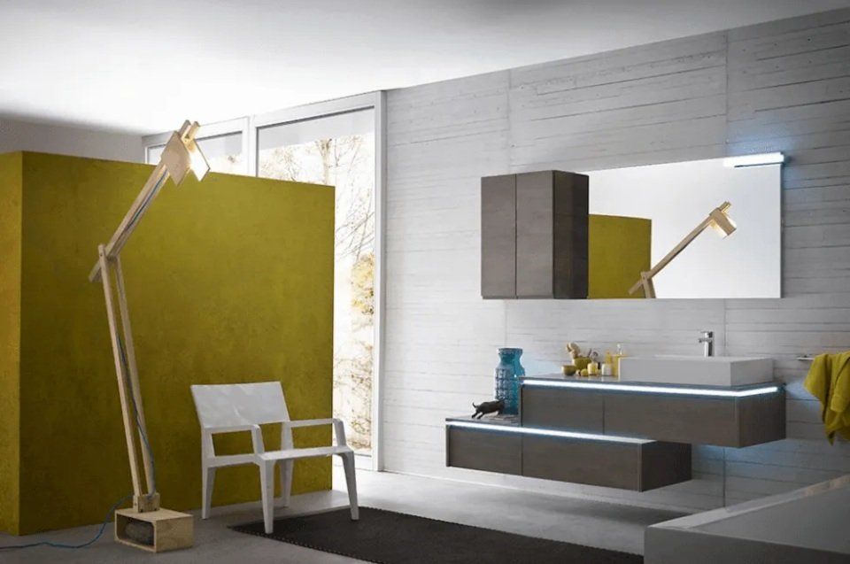 bagno con mobili moderni gialli