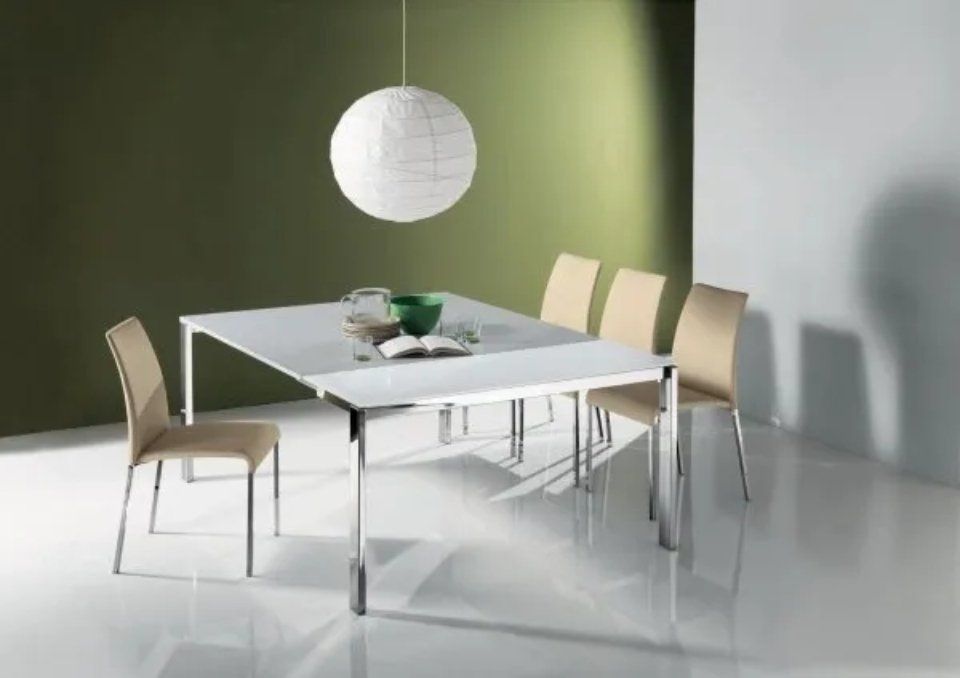 tavolo e sedie in ambiente moderno