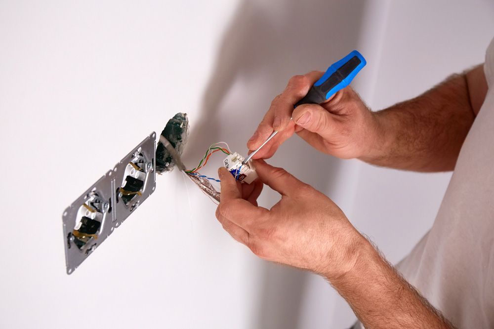 A piece of wood is sitting on top of a piece of plywood on the ground.