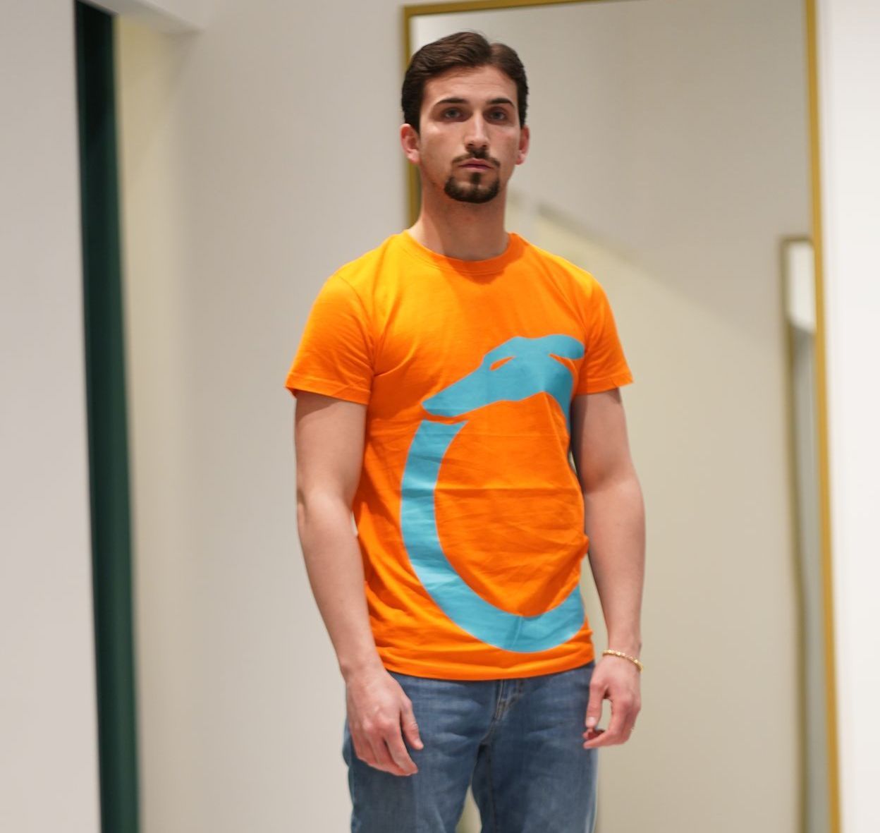 ragazzo con pantaloni e camicia di jeans