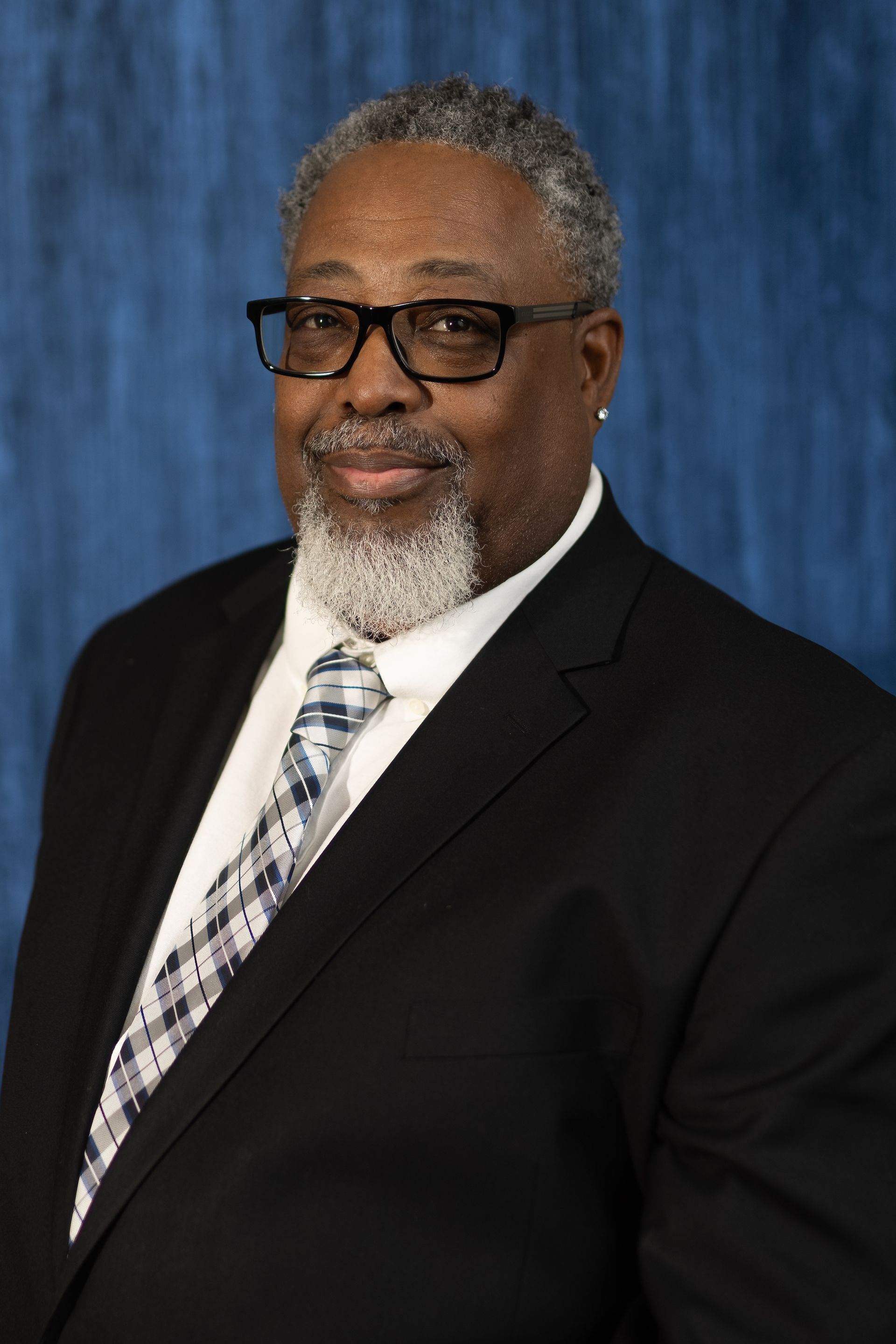 A man in a suit and tie is posing for a picture.
