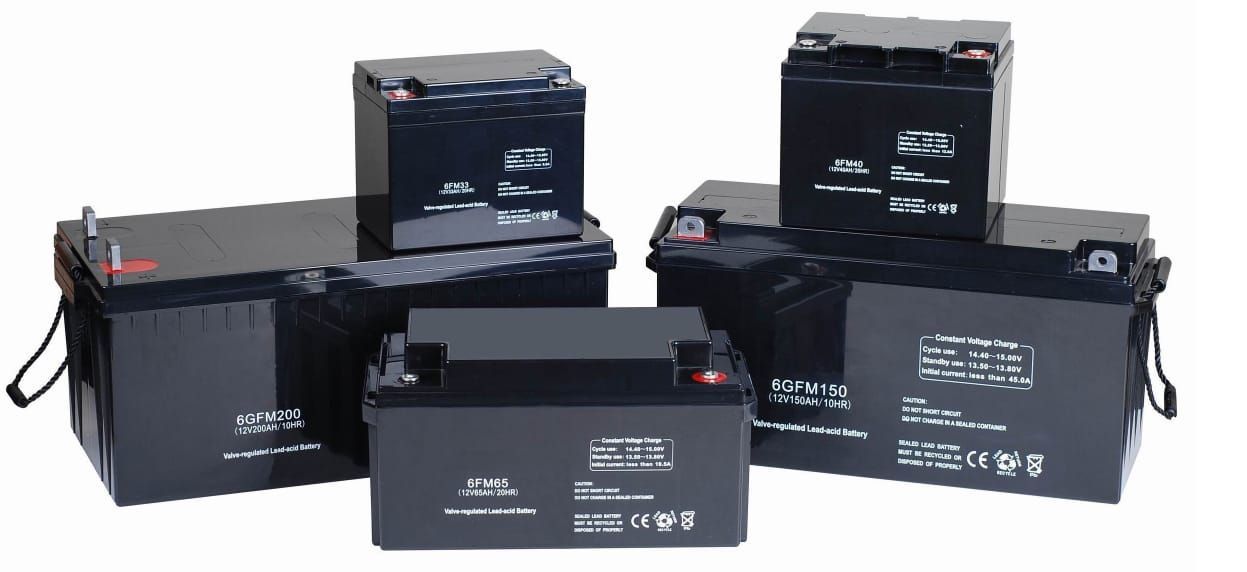 Un grupo de baterías están apiladas una encima de otra sobre un fondo blanco.