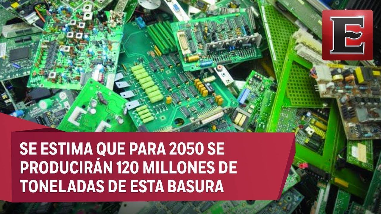 A pile of electronic components with the words se estima que para 2050 se produciran 120 millones de toneladas de esta basura