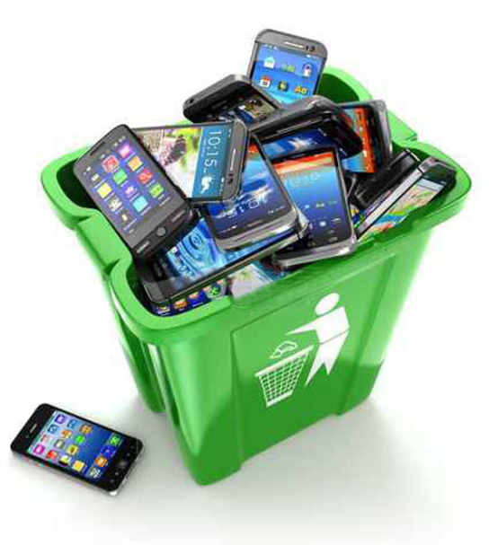Un bote de basura verde lleno de teléfonos celulares con la hora 10:08