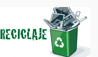 Un contenedor de reciclaje verde lleno de residuos electrónicos