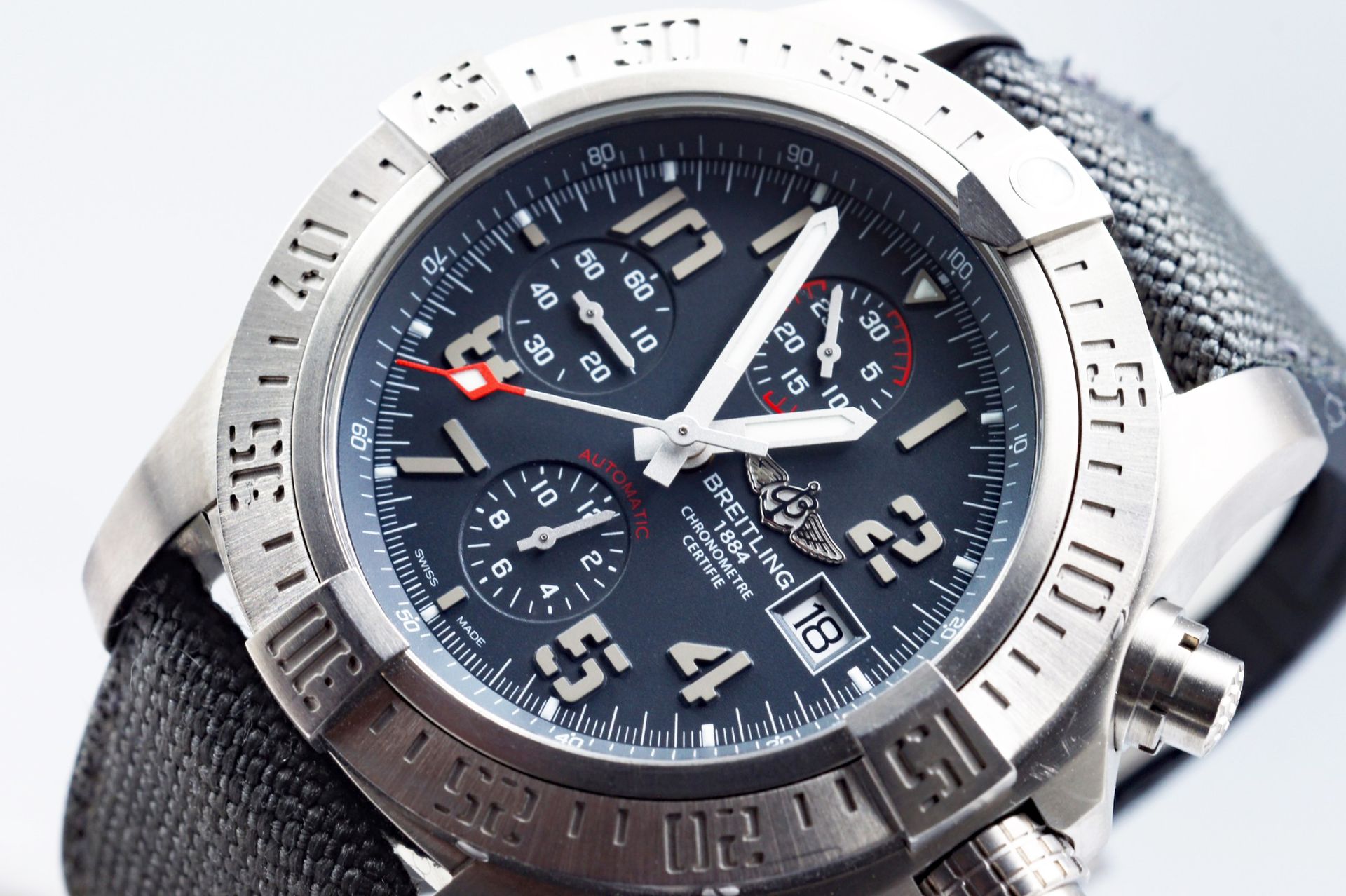 Foto horloge vooraanzicht: Breitling Avenger Bandit Chronograph E1338310/M534