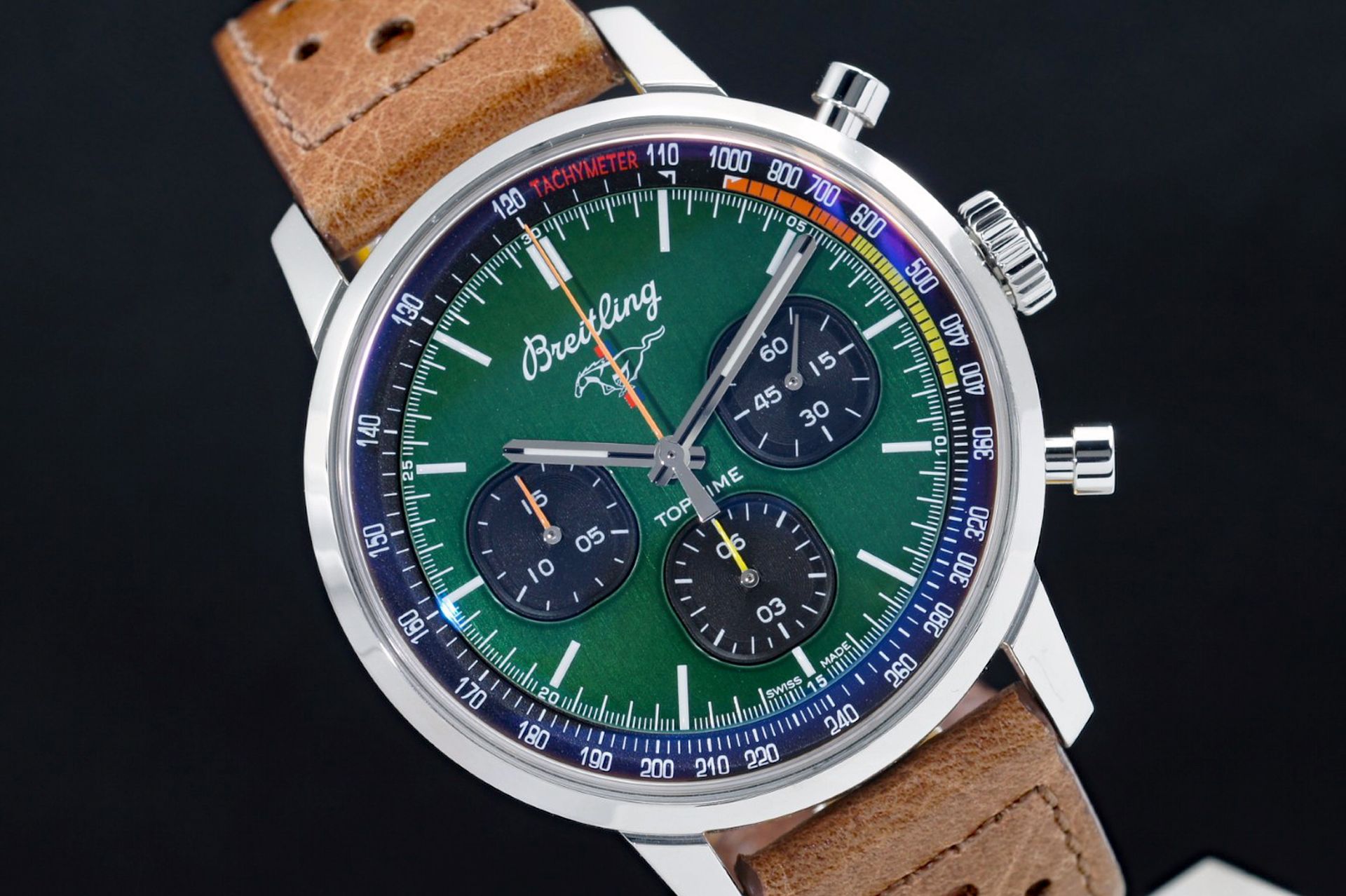 Foto horloge vooraanzicht op RobsWatchPlaza van een: Breitling Top Time Mustang A253101A1L1X1