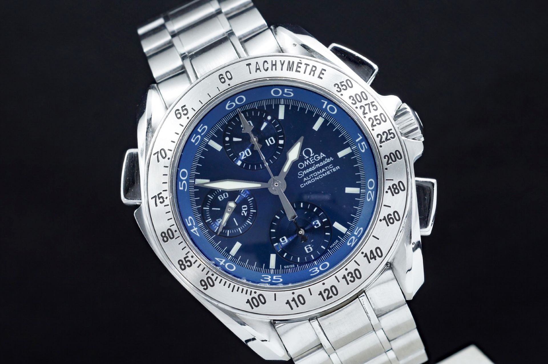 Foto horloge vooraanzicht op RobsWatchPlaza van een: Omega Speedmaster Split-Seconds Automatic Chronometer 3540.80.00 / 35408000