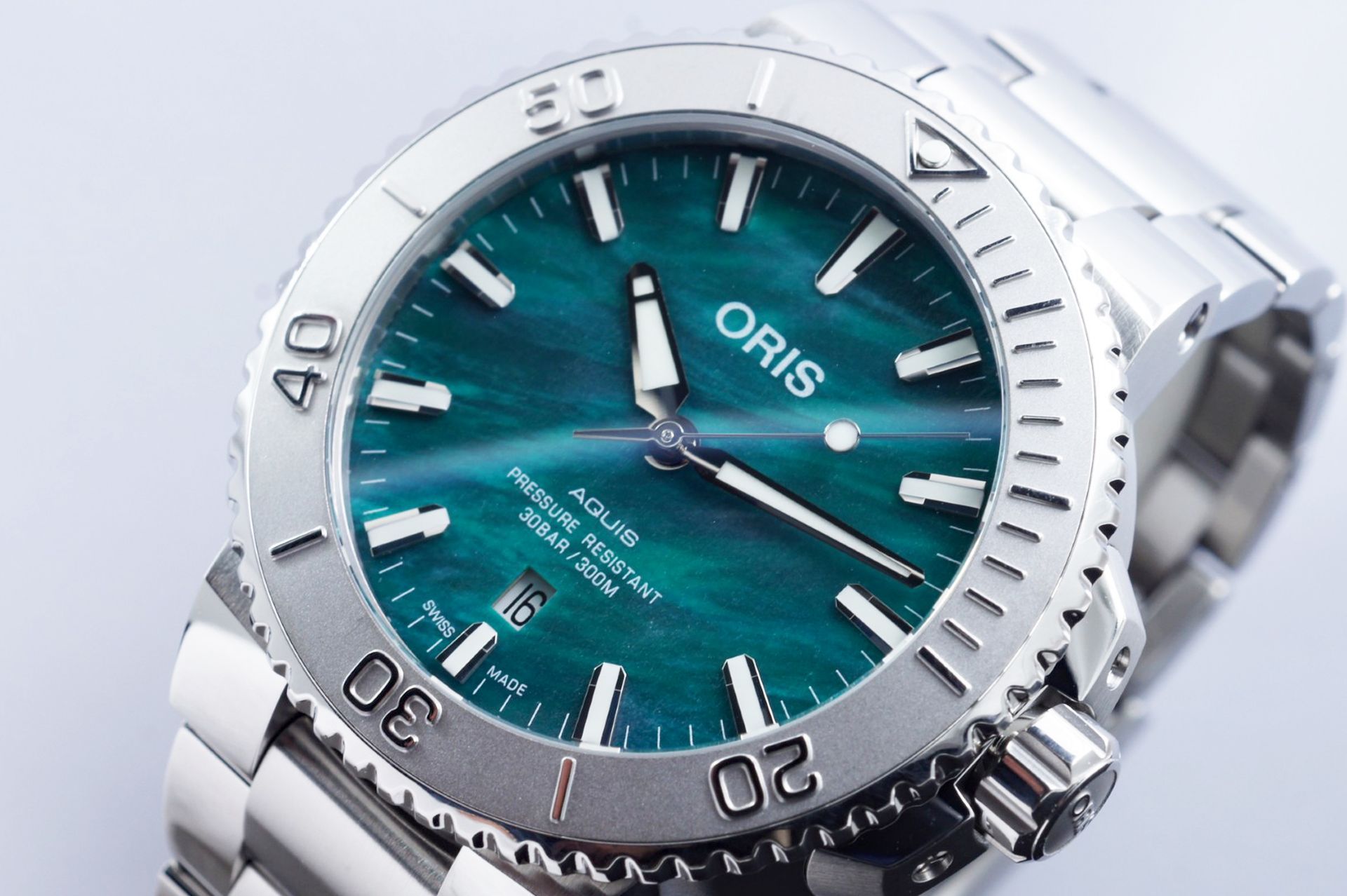 Foto horloge vooraanzicht op RobsWatchPlaza van een: Oris Aquis X Bracenet 0173377304137 / 01 733 7730 4137