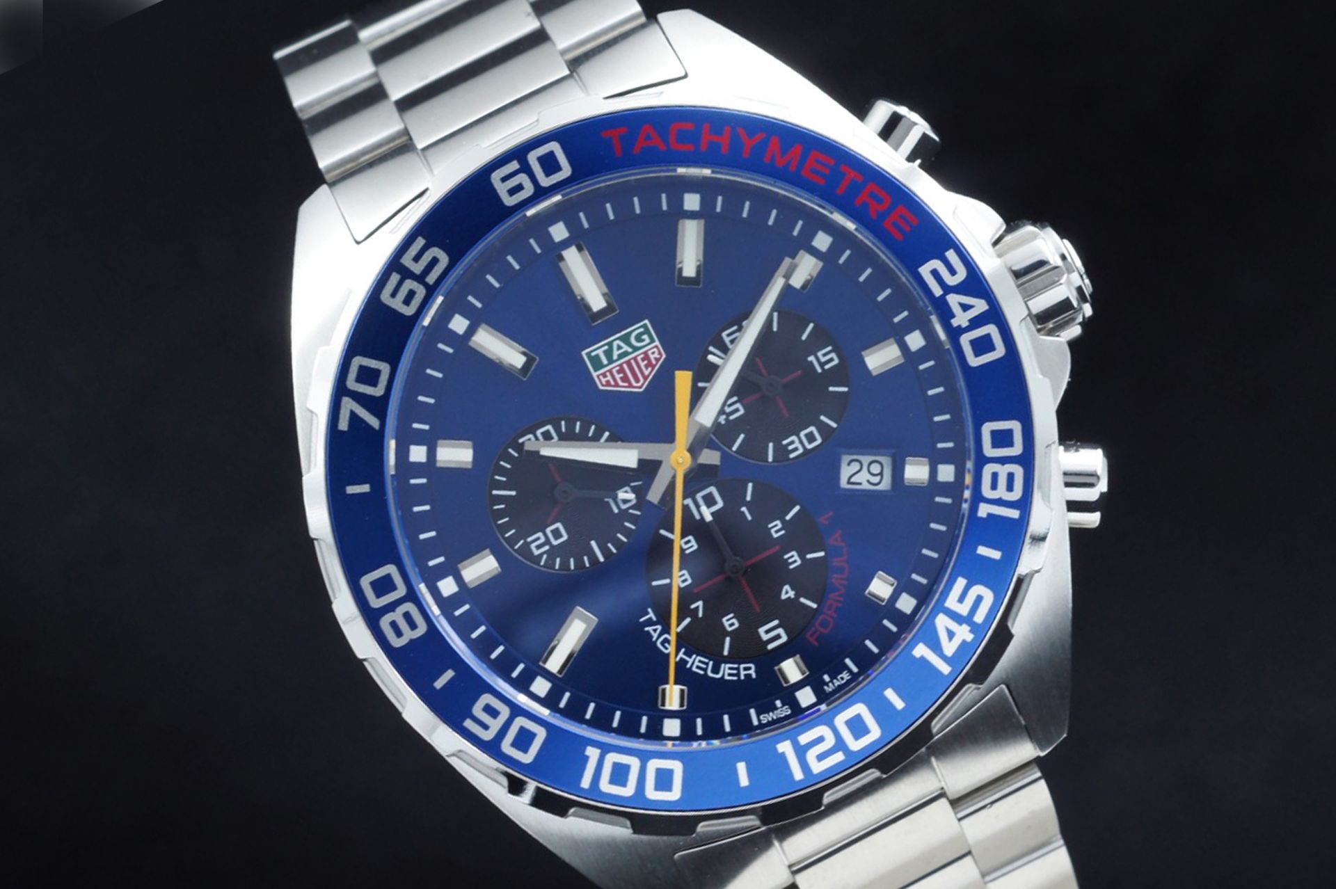 Foto horloge vooraanzicht op RobsWatchPlaza van een: TAG Heuer Formula 1 Chronograph Aston Martin Red Bull Racing Quartz CAZ101AB.BA0842