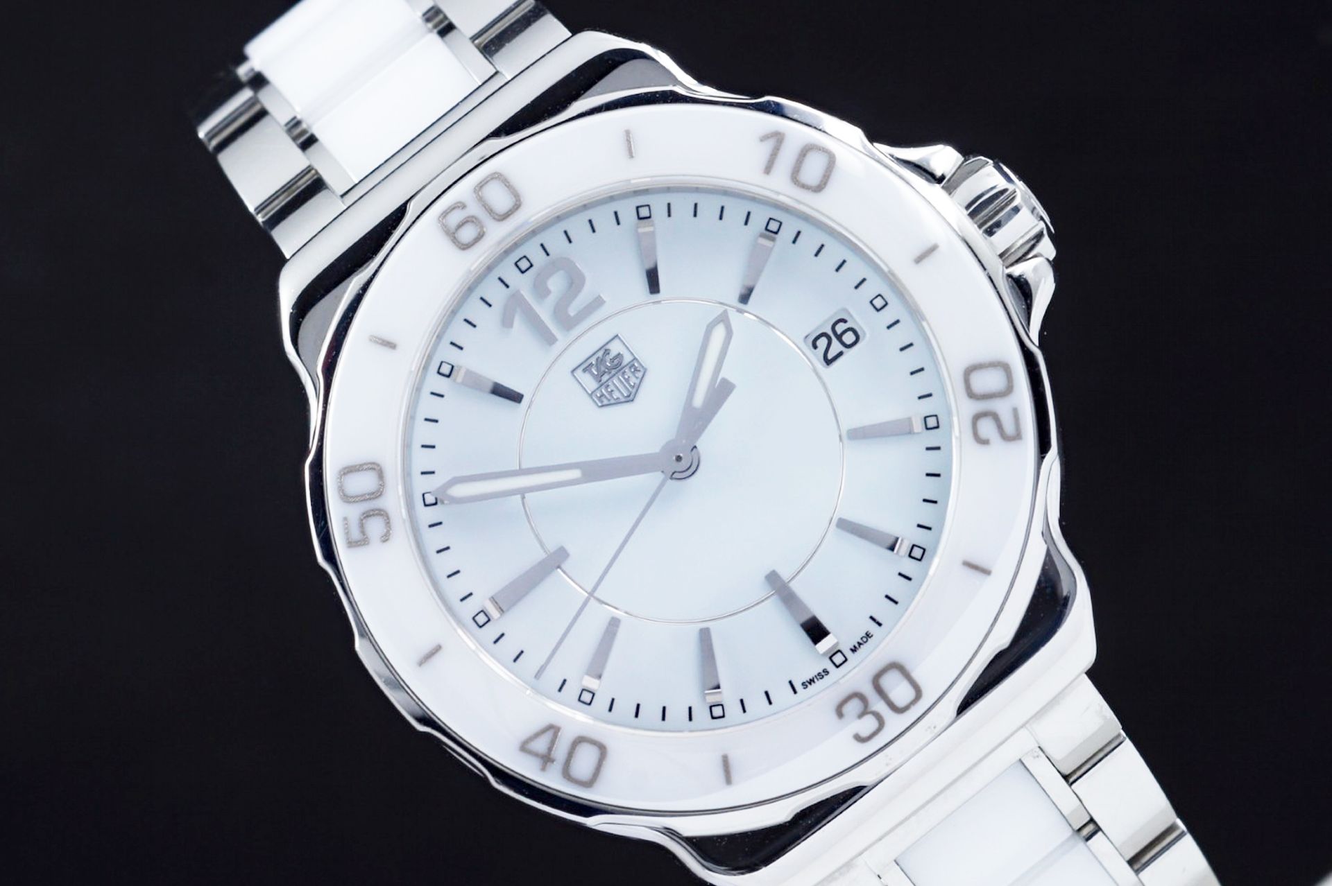 Foto horloge vooraanzicht op RobsWatchPlaza van een: TAG Heuer Formula 1 Quartz Ladies WAH1211