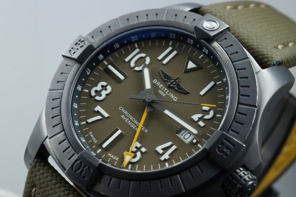 Foto horloge vooraanzicht op RobsWatchPlaza van een: Breitling Avenger Night Mission GMT 45  L.E. V32395