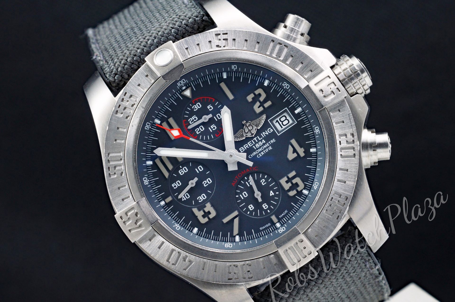 Foto horloge vooraanzicht: Breitling Avenger Bandit Chronograph E1338310/M534