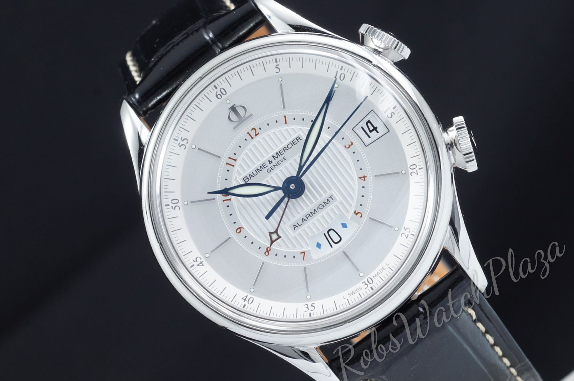 Foto horloge vooraanzicht op RobsWatchPlaza van een: Baume & Mercier Classima Retro GMT Alarm Watch MOA08700 / 65578