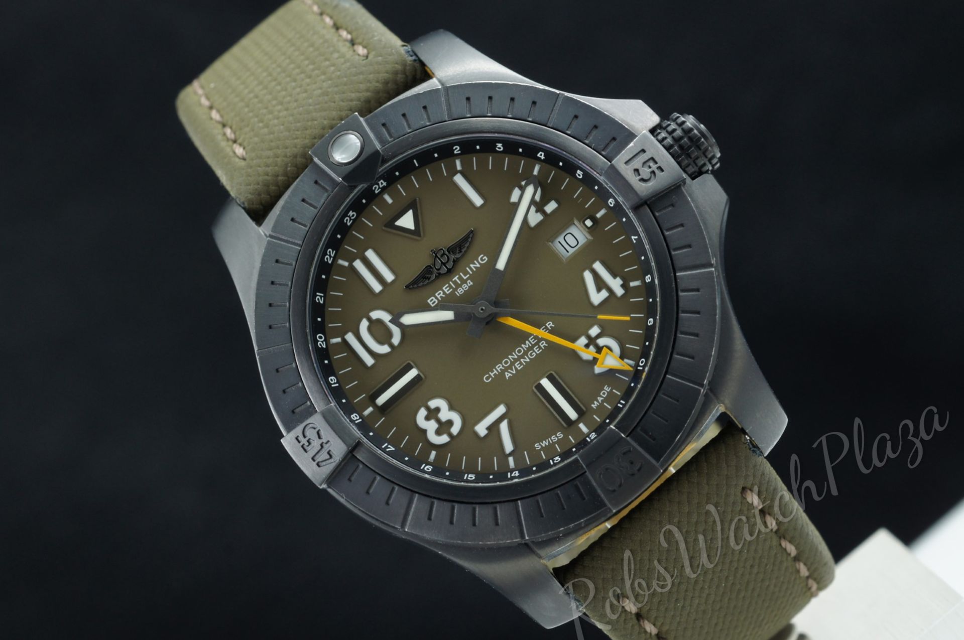 Horloge vooraanzicht: Breitling Avenger Night Mission GMT 45 L.E. V32395