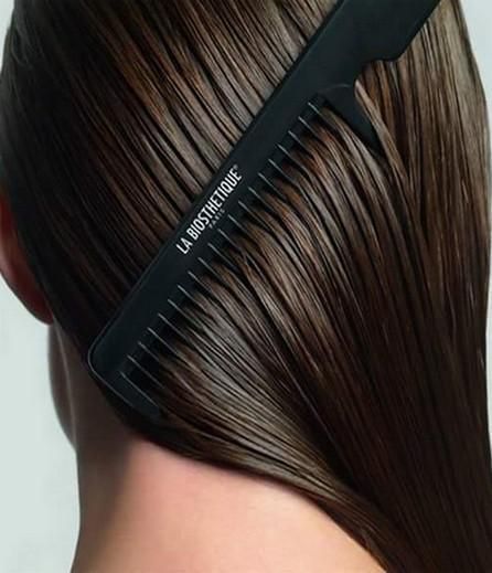 coiffeuse qui montre le résultat à une cliente