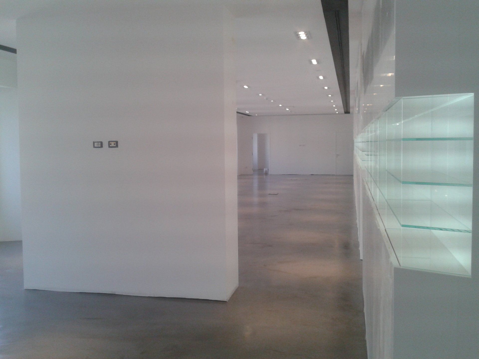 tinteggiatura con vernice bianca per interni