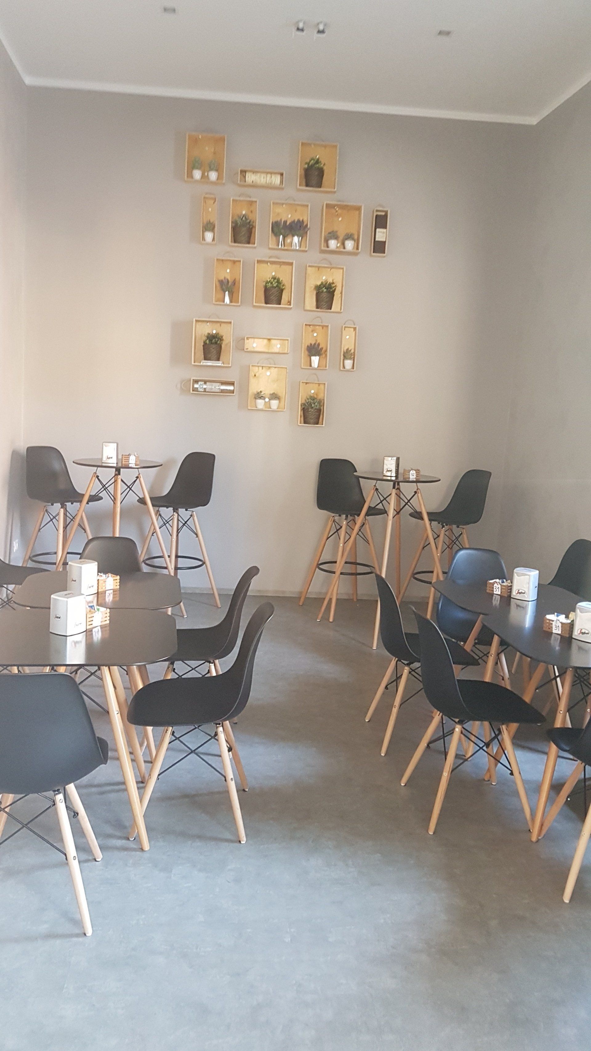 tinteggiatura per interni di un bar