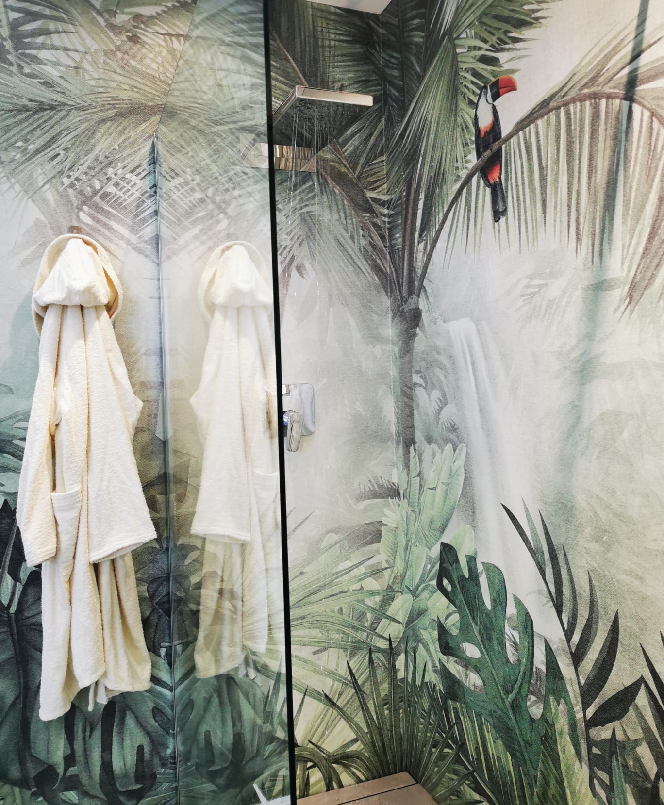 carta da parati effetto giungla con rivestimento per bagno