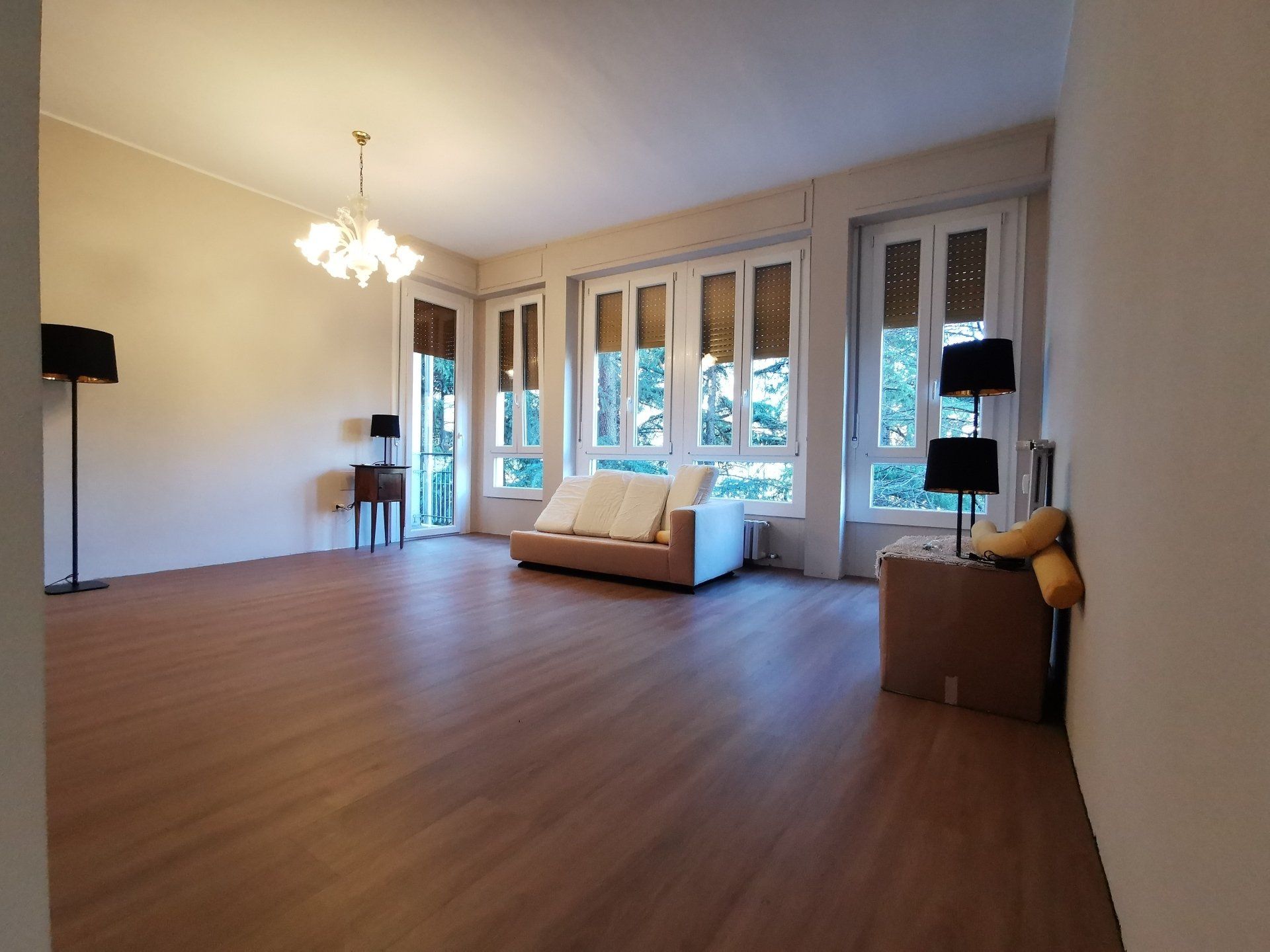 verniciatura pavimento in legno in un salotto