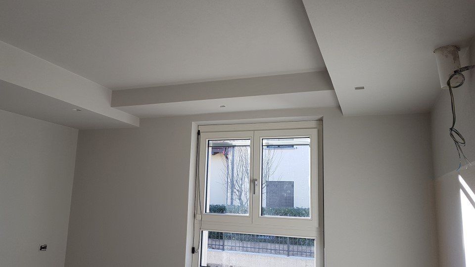 controsoffitti sopra finestra