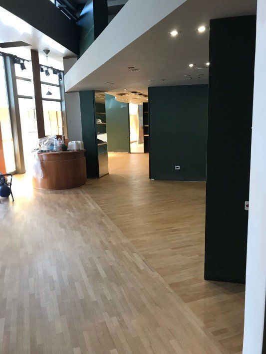 verniciatura pavimento in legno in un edificio commerciale