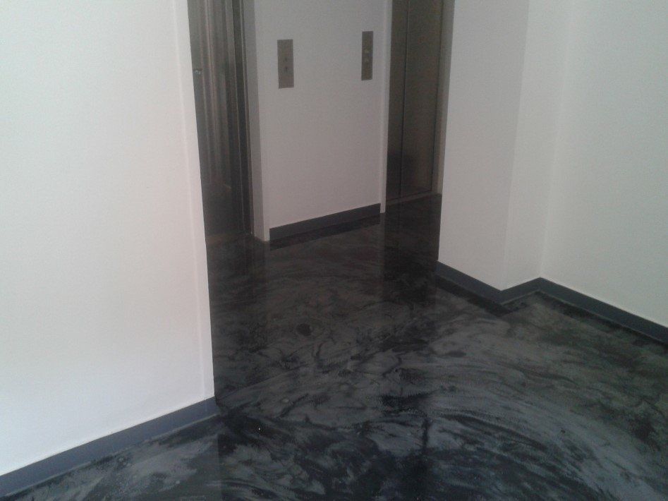 pavimento in resina grigio effetto marmo