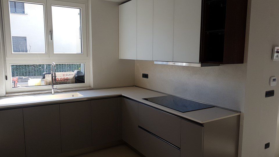 parete in resina grigia per cucina