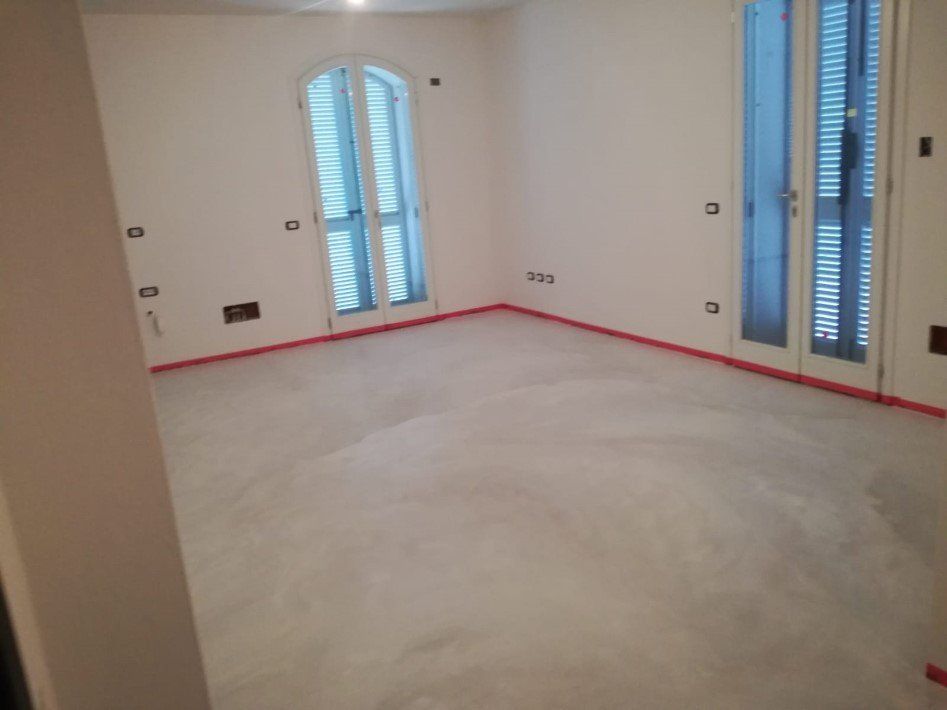 pavimento in resina grigio chiaro